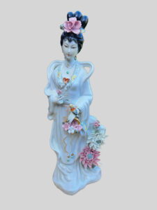 Chinese dame met roze bloem