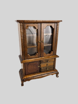 Poppenhuis vitrinekast